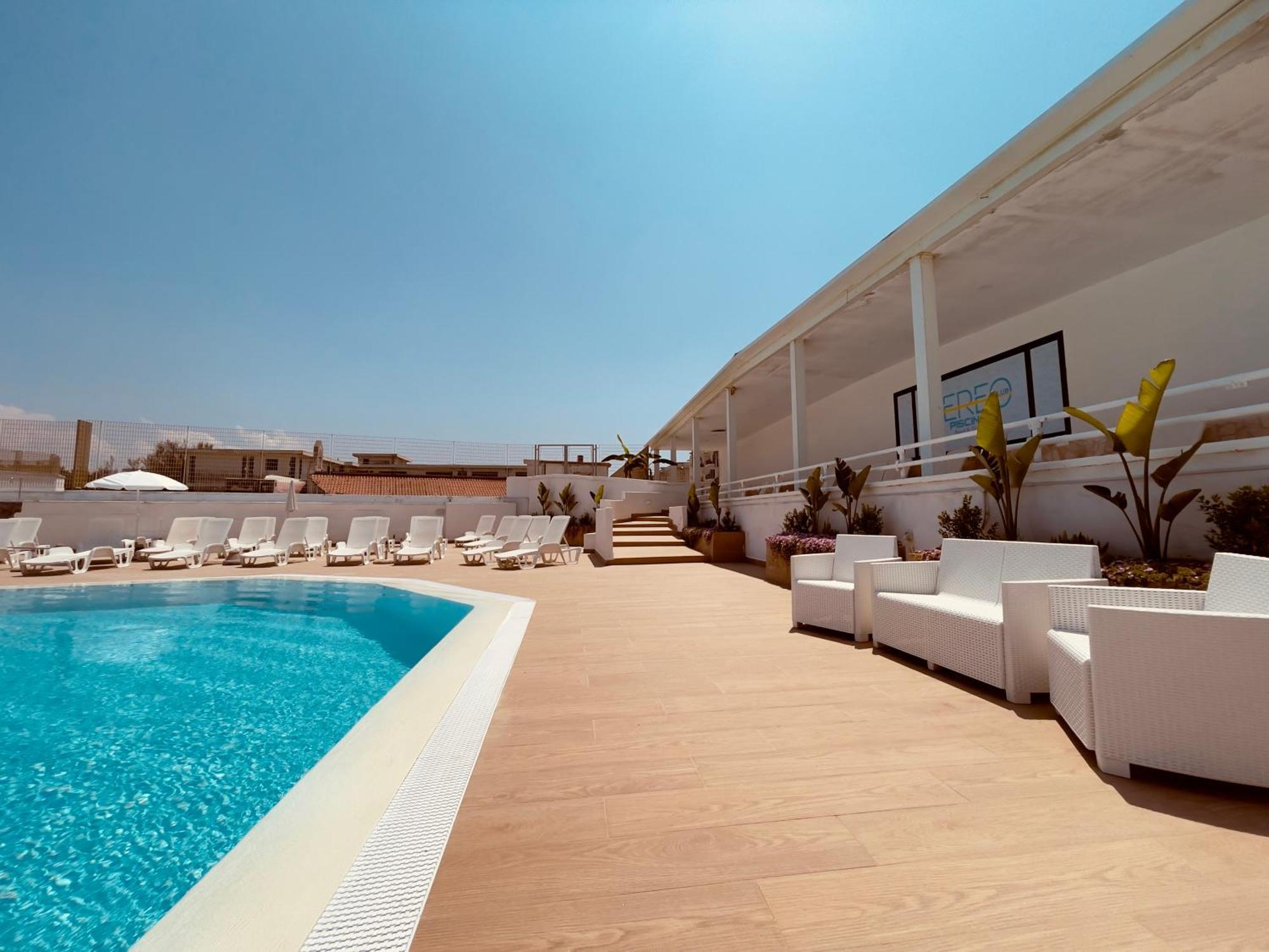 Athena Sea Front Apartment, Parking & Pool Lago Patria Zewnętrze zdjęcie